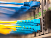 Cửa Sổ đầu vào/đầu ra Quang được sử dụng phổ biến nhất cho các tấm sợi quang là gì